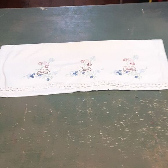Beautifully embroidered vintage pillow case  with tatted lace edge - Picture 2 of 8